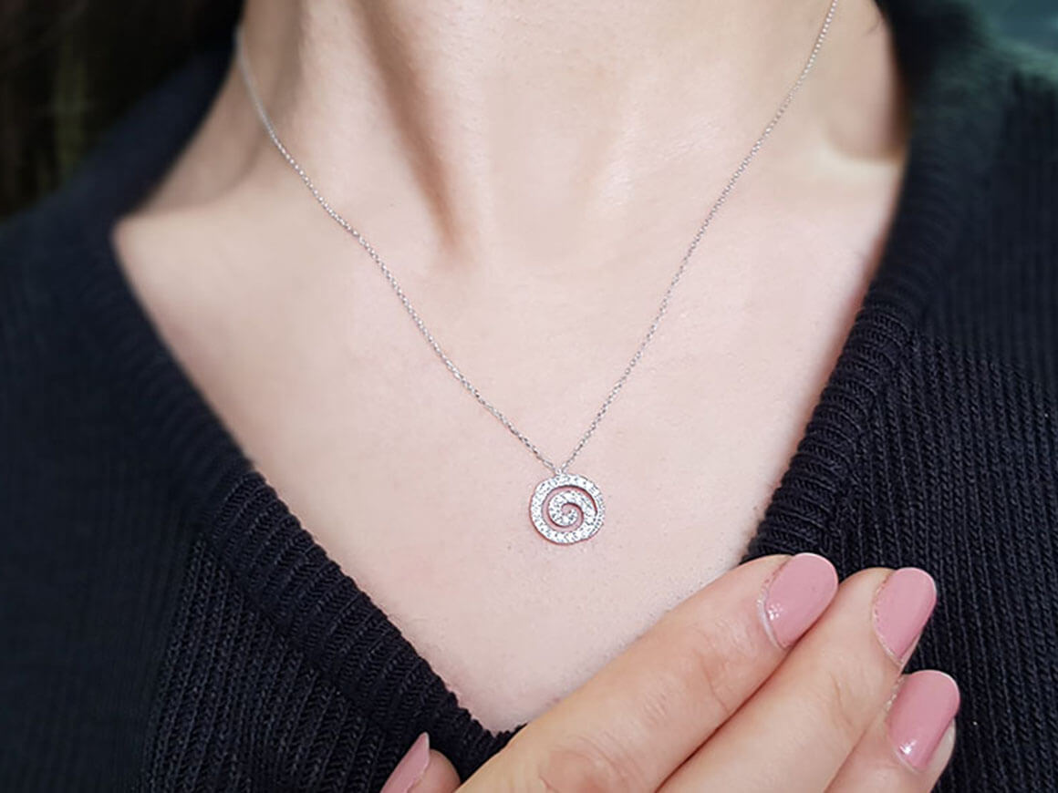 Collier de lave diamant
