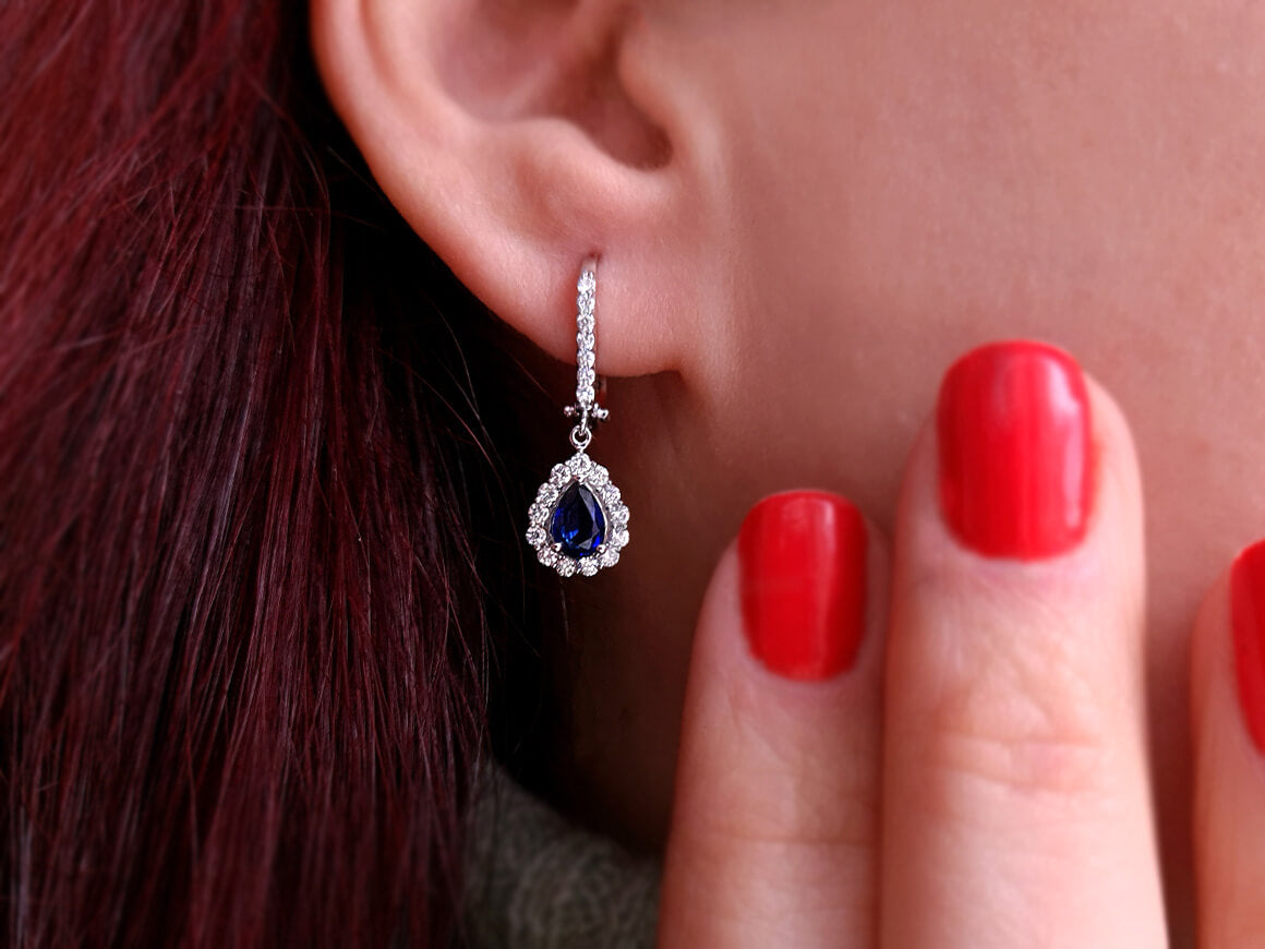 Boucles d'oreilles diamants et saphirs en forme de larme