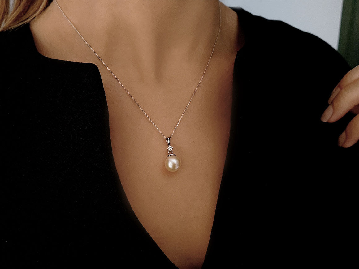Collier de perles en diamant et en forme de larme