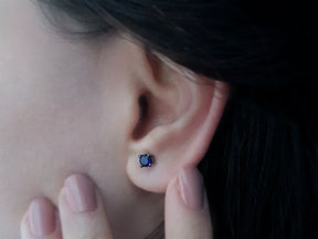 Boucles d'oreilles puces solitaire saphir