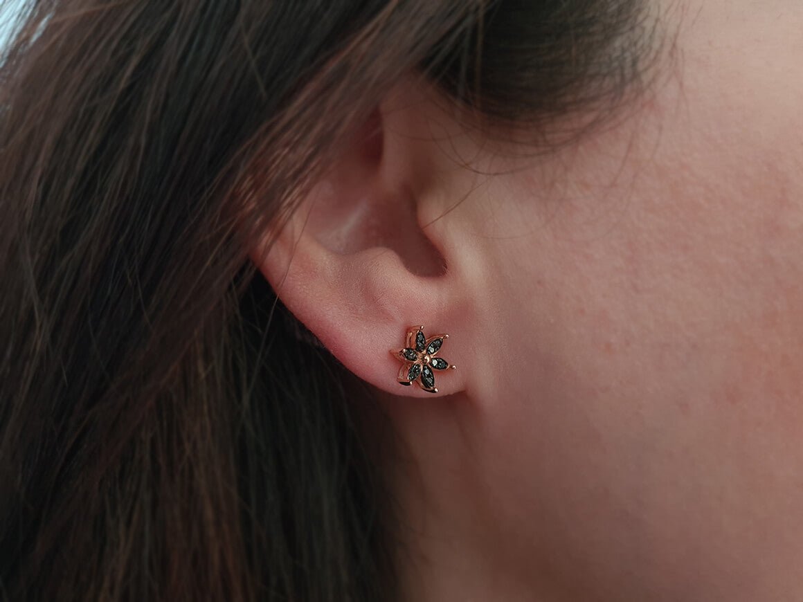 Boucles d'oreilles puces fleur de crocus diamant noir