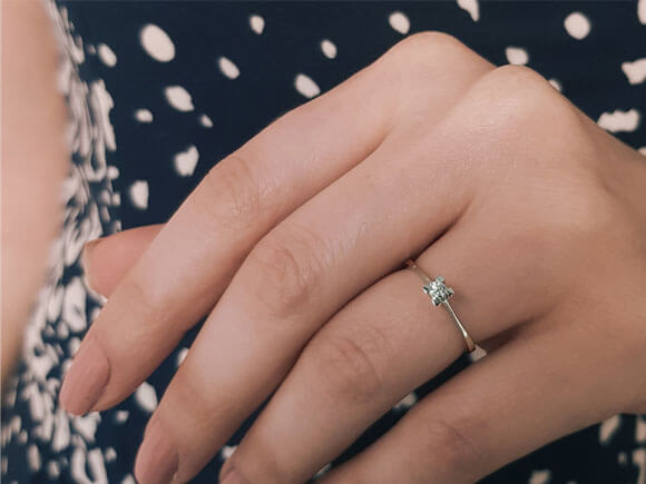 Bague solitaire diamant 0,06 carat