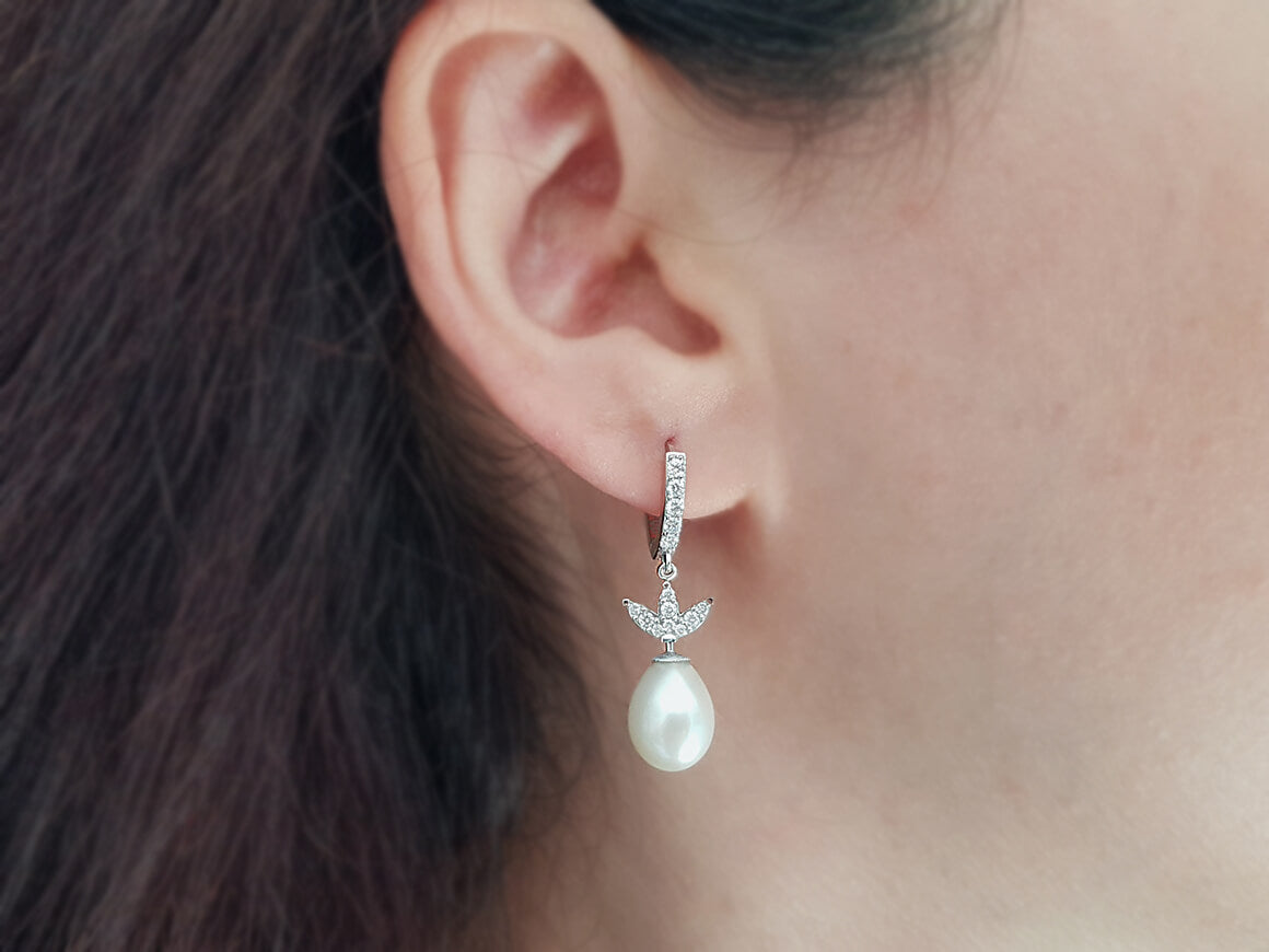Boucles d'oreilles pendantes en diamant et perles en forme de larme