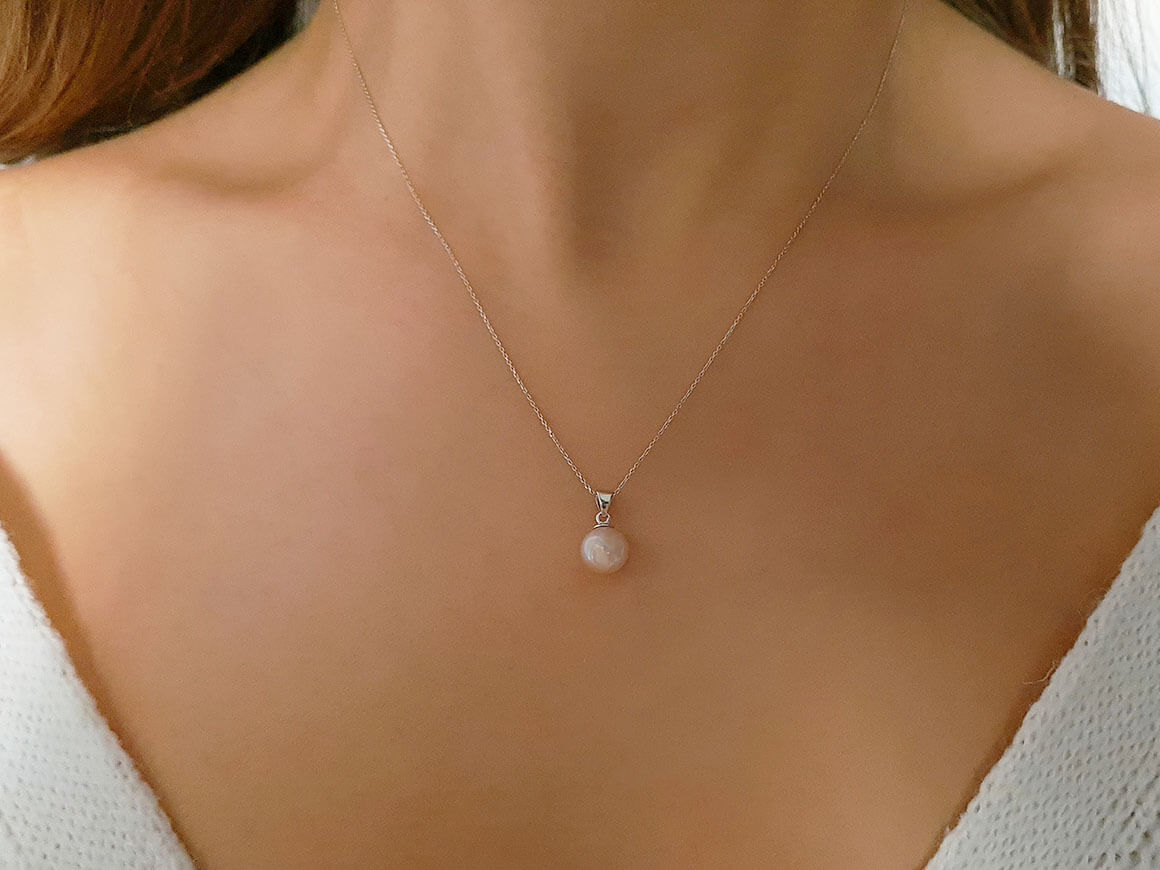 Collier de perles roses moderne