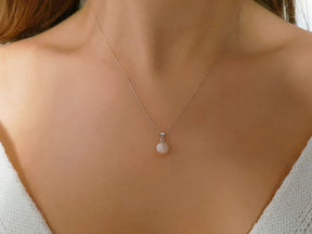 Collier de perles roses moderne