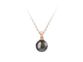 Collier de perles noires moderne