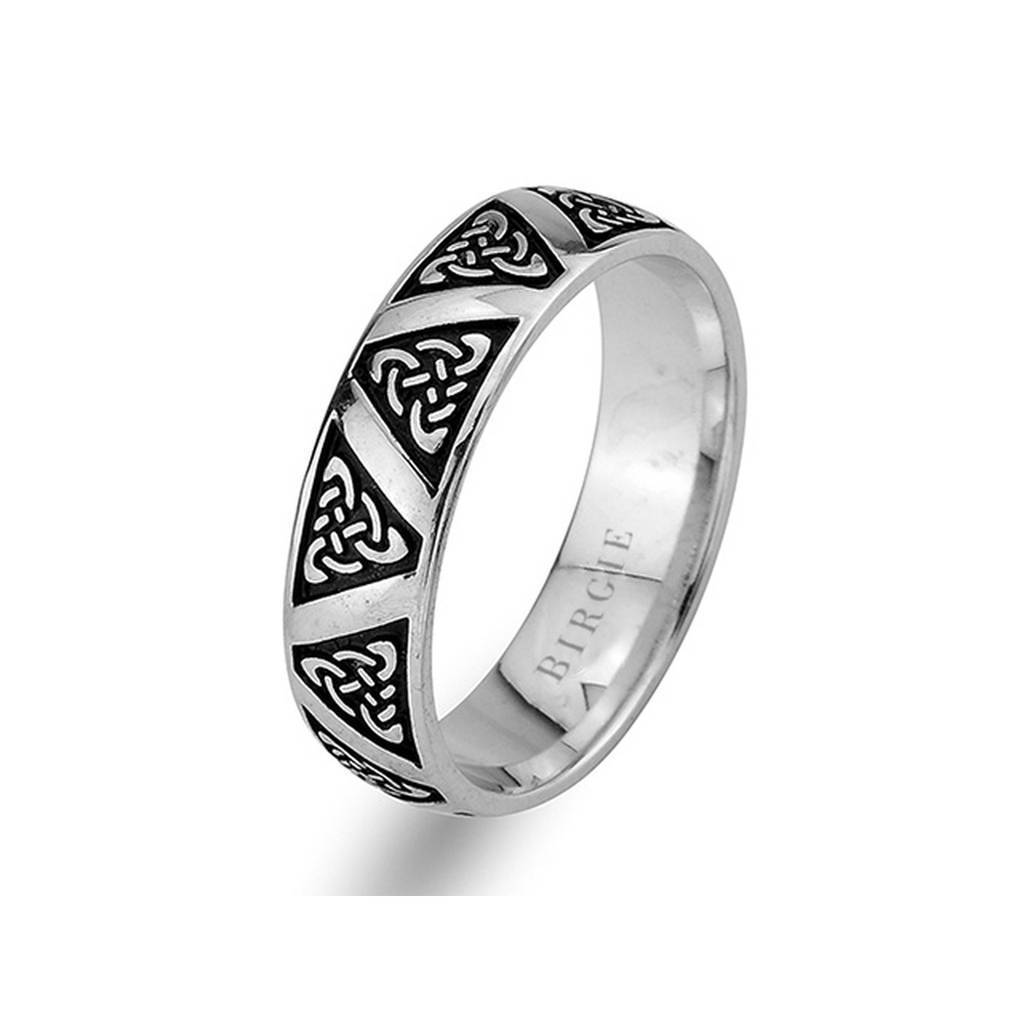 Alliance en or blanc au design tribal