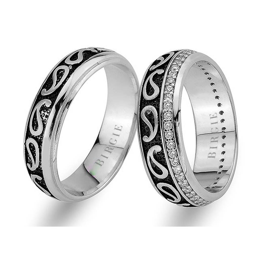Round Cut White Gold Wedding Band w/ Diamonds