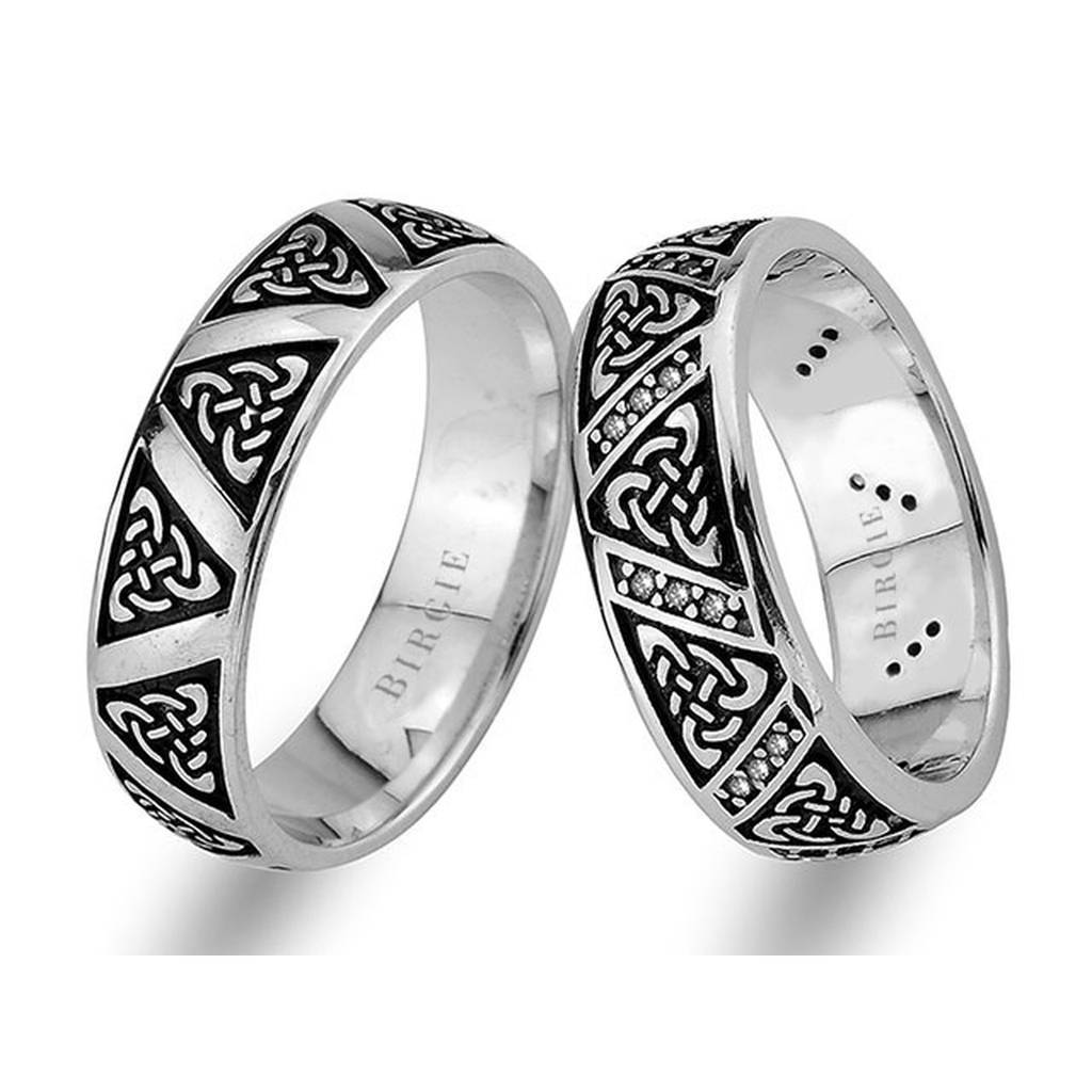 Alliance en or blanc au design tribal avec diamants