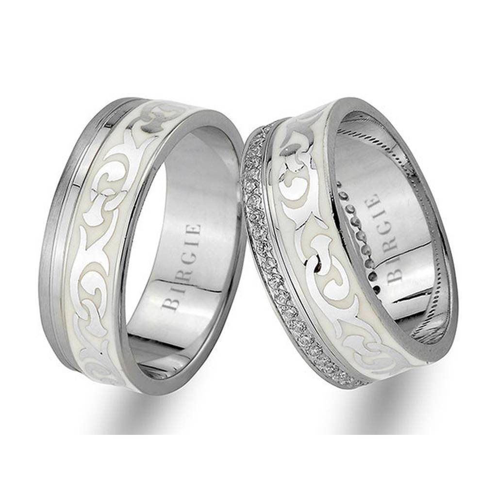 Alliance en or rose et blanc à motif floral avec diamants