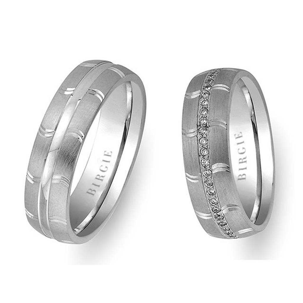 Alliance brodée en or blanc et diamants