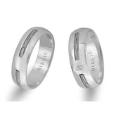 Alliance en or blanc au design moderne avec un seul diamant